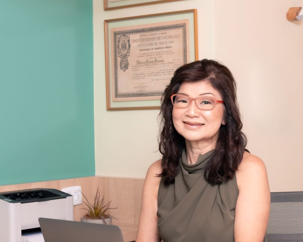 Dra. Monica Shimoda em seu consultorio
