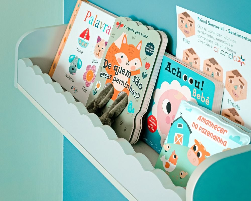 Estante com livros infantis